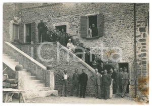 1935 ca PREDAPPIO (FC) Casa natale di Benito Mussolini - Visitatori *Foto Fotografia d'epoca.FOTOGRAFO: Studio F.lli Manzotti - PiacenzaCONDIZIONI: VP (fotografia danneggiata da macchie al lato destro e da una piegatura; piccole piegature angolari; abrasioni al verso)FORMATO: 23x16 cm    originale e autentica 1