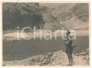 1940 DOLOMITI Lago d'ANTERMOIA - Escursionista - Foto 23x17 cm Fotografia d'epoca, con didascalia manoscritta al verso.CONDIZIONI: F (piccola macchia centrale; residuo cartaceo al verso)FORMATO: 23x17 cm    originale e autentica 1