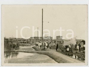 1935 ca CINA - Piazza con edifici - Foto VINTAGE 8x6 cm Fotografia d'epoca.CONDIZIONI: F (lievi smussature angolari)FORMATO: 8x6 cm    originale e autentica 1