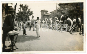1935 ca CINA TIENTSIN Leoni di SAN MARCO Ufficiale osserva processione Foto 10x6 Fotografia d'epoca. FAIR/discreto Alone all'angolo inferiore destro Formato: 10x6 cm originale e autentica 1