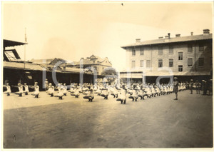 1935 ca CINA TIENTSIN Caserma "Carlotto" - Leoni di SAN MARCO - Esercizi ginnici Fotografia d'epoca.CONDIZIONI: F (lievi impressioni, difetti di stampa, lieve alone centrale)FORMATO: 20x15 cm    originale e autentica 1