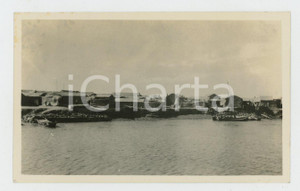 1935 ca SINGAPORE - Paesaggio fluviale con barche - Foto VINTAGE 11x7 cm Fotografia d'epoca.CONDIZIONI: P (piegature evidenti e lieve ingiallimento all'angolo superiore sinistro)FORMATO: 11x7 cm    originale e autentica 1