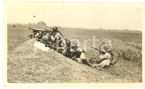 1935 ca CINA TIENTSIN Leoni di SAN MARCO Campo di tiro - Tombe cinesi *Foto (1) Fotografia d'epoca.CONDIZIONI: F (difetti di stampa)FORMATO: 11x6 cm    originale e autentica 1