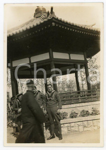 1935 ca. CINA PALAZZO D'ESTATE - Leoni di SAN MARCO -Gruppo davanti a pagoda (1) Fotografia d'epoca. GOOD/buono Lievi smussature angolari Formato: 9x6 originale e autentica 1
