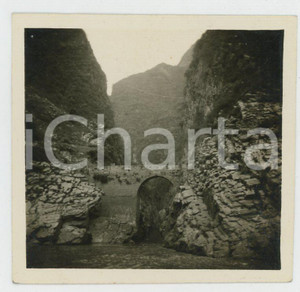 1935 ca CINA - Paesaggio di montagna con ponte - Foto VINTAGE 6x6 cm Fotografia d'epoca.CONDIZIONI: F (lievi smussature angolari)FORMATO: 6x6 cm    originale e autentica 1