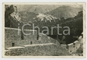 1935 ca CINA - Paesaggio con Grande Muraglia (8) - Foto VINTAGE 11x7 cm Fotografia d'epoca.CONDIZIONI: VP (piegature angolari evidenti e diversi strappi al lato destro, tracce di adesivo al verso)FORMATO: 11x7cm    originale e autentica 1