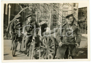 1935 ca CINA TIENTSIN Victoria Park - Leoni di SAN MARCO in bicicletta - Foto Fotografia d'epoca. GOOD/buono  Formato: 6x8 cm originale e autentica 1