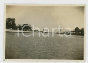 1935 ca CINA - Paesaggio fluviale con traghetti *Foto VINTAGE 8x6 cm Fotografia d'epoca.CONDIZIONI: G (smussatura all'angolo inferiore sinistro)FORMATO: 8x6 cm    originale e autentica 1