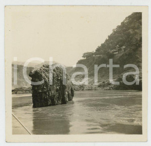 1935 ca CINA - Paesaggio fluviale con roccia - Foto VINTAGE 6x6 cm Fotografia d'epoca.CONDIZIONI: F (lievi smussature angolari)FORMATO: 6x6 cm    originale e autentica 1