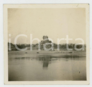 1935 ca CINA - Paesaggio fluviale con roccia sullo sfondo - Foto VINTAGE 6x6 cm Fotografia d'epoca.CONDIZIONI: P (piegature evidenti al lato superiore e all'angolo superiore destro, lievi smussature angolari)FORMATO: 6x6 cm    originale e autentica 1