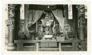 1935 ca CINA - Particolare della zona dell'altare di un tempio cinese*Fotografia Fotografia d'epoca. POOR/danneggiato Lievi abrasioni e smussature angolari, piegatura evidente all'angolo superiore destro. Formato: 11 x 7 cm originale e autentica 1