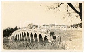 1935 ca. CINA PECHINO - Palazzo d'estate - Lago Kunming e ponte dei 17 archi Fotografia d'epoca. GOOD/buono Lievi smussature angolari e piegatura all'angolo superiore destro Formato: 11 x 6 cm originale e autentica 1