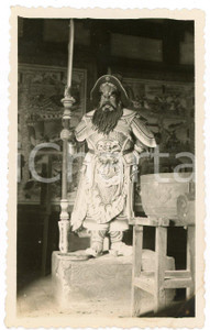 1935 ca CINA - Statua di divinità cinese in un tempio - Fotografia (2) Fotografia d'epoca. POOR/danneggiato Lievi smussature angolari, piegatura evidente all'angolo inferiore destro Formato: 11 x 7 cm originale e autentica 1