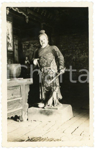 1935 ca CINA - Statua di divinità cinese in un tempio - Fotografia (6) Fotografia d'epoca. FAIR/discreto Lievi smussature e abrasioni angolari Formato: 11 x 7 cm originale e autentica 1