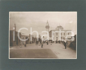1920 BENGASI (LIBIA ITALIANA) Piazza Municipio e Moschea - Foto 22x18 cm Fotografia originale d'epoca, montata su cartoncino morbido.Al verso &egrave; presente una seconda fotografia, con didascalia "Bengasi - Il porto".FOTOGRAFO: C. Rimoldi - BengasiCONDIZIONI: G FORMATO: 22x18 cm    originale e autentica 1