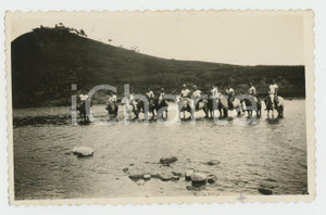 1935 ca CINA TIENTSIN Leoni di SAN MARCO - A cavallo nel fiume *Foto Fotografia d'epoca. FAIR/discreto Lievi smussature angolari e piccolo segno al lato inferiore Formato: 10x7 originale e autentica 1