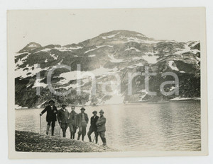 1920 ca LOMBARDIA Gruppo Escursionisti VOGHERA - Al lago di montagna *Foto (1) Fotografia d'epoca. GOOD/buono Lieve abrasione all'angolo superiore sinistro Formato: 12 x 9 cm originale e autentica 1