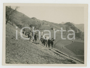 1920 ca ALTA VAL SERIANA - Gruppo Escursionisti VOGHERA - Gita in collina *Foto Fotografia d'epoca. GOOD/buono Lievi smussature angolari Formato: 12 x 9 cm originale e autentica 1