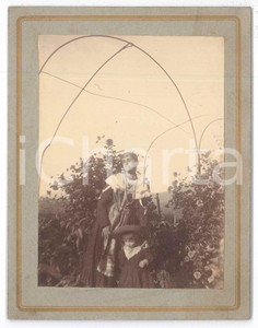 1900 ca COLLI ALBANI Ritratto di balia e bambina in giardino - Foto 10x13 cm Fotografia d'epoca montata su cartoncino rigido.CONDIZIONI: GFORMATO:  10x13 cm    originale e autentica 1