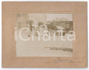 1900 ca CASTELLI ROMANI - Villeggianti in piazza - Foto VINTAGE 17x13 cm Fotografia d'epoca montata su cartoncino rigido.Firma "L. Guidi" al recto.CONDIZIONI: GFORMATO: 17x13 cm    originale e autentica 1