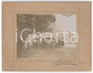1900 ca CASTELLI ROMANI - Gruppo di escursionisti a pranzo *Foto VINTAGE 17x13 Fotografia d'epoca montata su cartoncino rigido.Firma "L. Guidi" al recto.CONDIZIONI: G (smussatura angolare)FORMATO: 17x13 cm    originale e autentica 1