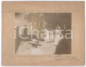 1900 ca CASTELLI ROMANI Gruppo di escursionisti in visita (1) Foto VINTAGE 17x13 Fotografia d'epoca montata su cartoncino rigido.Firma "L. Guidi" al recto.CONDIZIONI: G FORMATO: 17x13 cm    originale e autentica 1