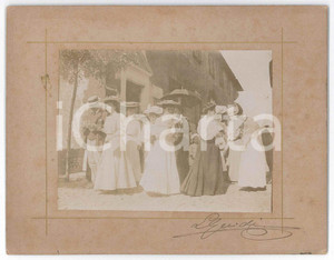 1900 ca CASTELLI ROMANI Donne escursioniste in visita - Foto VINTAGE 17x13 Fotografia d'epoca montata su cartoncino rigido.Firma "L. Guidi" al recto.CONDIZIONI: G (lievi piegature angolari)FORMATO: 17x13 cm    originale e autentica 1
