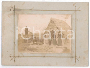 1900 ca CASTELLI ROMANI Villeggianti presso un capanno - Foto VINTAGE 17x13 Fotografia d'epoca montata su cartoncino rigido.CONDIZIONI: F (lievi fioriture e macchie al cartoncino)FORMATO: 17x13 cm    originale e autentica 1
