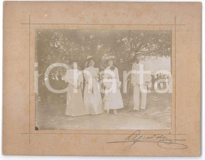1900 ca CASTELLI ROMANI - Tre donne in villeggiatura - Foto VINTAGE 17x13 cm Fotografia d'epoca montata su cartoncino rigido.Firma "L. Guidi" al recto.CONDIZIONI: GFORMATO: 17x13 cm    originale e autentica 1