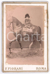 1880 ca ROMA Ritratto di bambina a cavallo - Foto F. FIORANI 11x16 cm RARA Fotografia d'epoca montata su cartoncino rigido.FOTOGRAFO: Francesco Fiorani - Roma, via dell'Arancio 80CONDIZIONI: F (macchie di colla e minime abrasioni)FORMATO: 11x16 cm    originale e autentica 1