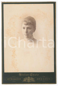 1890 ca DRESDEN Ritratto di donna con collana di perle - Foto Otto MAYER Fotografia d'epoca, su cartoncino rigido. FOTOGRAFO: Otto Mayer - Atelier Thiele - DresdenCONDIZIONI: GFORMATO: 11x16 cm    originale e autentica 1