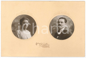 1900 ca TORINO Ritratto di una coppia di sposi - Foto DEASTI 23x16 cm Fotografia d'epoca, su cartoncino, con copertina.FOTOGRAFO: Studio Deasti - Torino, via Garibaldi 35CONDIZIONI: GFORMATO: 23x16 cm    originale e autentica 1