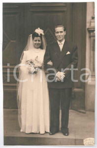 1947 TORINO  Ritratto di una coppia di sposi - Foto GHERLONE 14x23 cm Fotografia originale d'epoca, con dedica manoscritta al verso.FOTOGRAFO: Gherlone - TorinoCONDIZIONI: G (lievi graffi; minimo residuo centrale di colla)FORMATO: 14x23 cm    originale e autentica 1