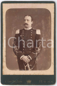 1880 ca ROMA - REGIO ESERCITO - Ritratto di ufficiale - Foto DEL TUFO Fotografia d'epoca, su cartoncino rigido.FOTOGRAFO: Innocenzo Del Tufo - Roma, Foro Trajano 56 CONDIZIONI: F (lievi fioriture)FORMATO: 11x16 cm    originale e autentica 1