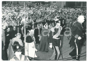 1960 ca ITALIA Papa Giovanni XXIII in visita - Foto 15x10 cm Fotografia d'epoca.CONDIZIONI: F (piegature angolari; lievi macchie al verso)FORMATO: 15x10 cm    originale e autentica 1