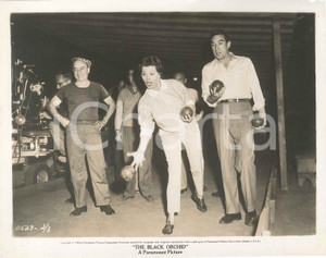 1958 CINEMA Film "The Black Orchid" Sophia LOREN Anthony QUINN - Bowling *Photo Fotografia d'epoca.CONDIZIONI: F (piccoli fori agli angoli; lievi graffi)FORMATO: 25x20 cm    originale e autentica 1