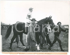 1930 ca MILANO Ippodromo SAN SIRO Grazzano vince Gran Corsa Ostacoli - Foto Fotografia d'epoca.CONDIZIONI: POOR (lievi piegature agli angoli, strappi alla didascalia)FORMATO: 24x18 cm    originale e autentica 1