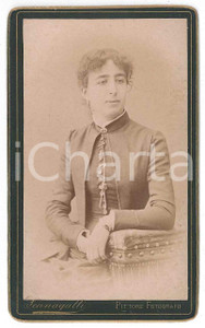 1880 ca TORINO Ritratto di donna con abito a bottoni - Foto SCANAGATTI  Fotografia d'epoca, su cartoncino rigido.CONDIZIONI: G FOTOGRAFO: Scanagatti - Torino, via Roma 41bisFORMATO: CDV (6x10 cm)    originale e autentica 1