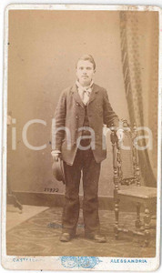 1880 ca ALESSANDRIA Ritratto di giovane uomo - Foto CASTELLANI CDV  Fotografia d'epoca, su cartoncino rigido.CONDIZIONI: F (lievi macchie)FOTOGRAFO: F. Castellani - Alessandria, corso Roma 35FORMATO: CDV (6x10 cm)    originale e autentica 1