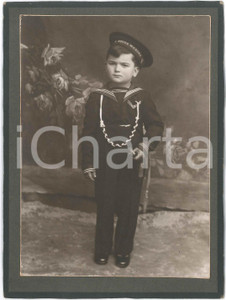 1900 ca ITALIA - COSTUME - Bambino in divisa REGIA MARINA - Ritratto *Foto 18x24  Fotografia d'epoca, su cartoncino rigido.CONDIZIONI: GFORMATO: 18x24 cm    originale e autentica 1