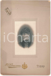 1900 ca TORINO Ritratto di donna - Busto - Foto LOVAZZANO 14x21 cm  Fotografia d'epoca, su cartoncino morbido.CONDIZIONI: FAIR (ingiallimenti al cartoncino)FOTOGRAFO: Lovazzano - TorinoFORMATO: 14x21 cm    originale e autentica 1