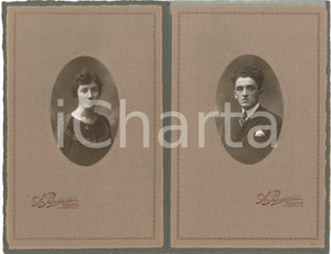 1920 ca MILANO Ritratto di una coppia di sposi - Foto A. BADODI 15x24 Coppia di fotografie d'epoca, montate su cartoncino, con copertina. GOOD/buono  Formato: 15x24 cm originale e autentica 1
