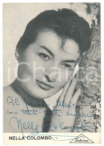 1960 ca Cantante Nella COLOMBO - Foto seriale con AUTOGRAFO 10x15 cm Fotografia seriale con dedica autografa.CONDIZIONI: F (piccolo foro di affissione al lato superiore)FORMATO: 10x15 cm     originale e autentica 1