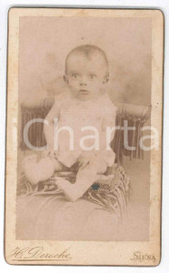 1880 ca. SIENA - Ritratto di bambino - Foto DEROCHE CDV (1)  Fotografia d'epoca, su cartoncino rigido.FOTOGRAFO: Hippolyte Deroche, Siena, Piazza S. Spirito n. 5 POOR/danneggiato Fioriture e ingiallimento diffuso, piccoli segni e macchia centrale. Formato: 6 x 10 cm originale e autentica 1