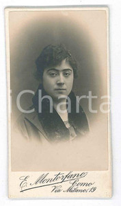 1910 ca COMO Donna con collo in pelliccia - Foto E. MONTORFANO 5x8 cm  Fotografia d'epoca, su cartoncino rigido.FOTOGRAFO: Montorfano  - Como, Via Milano 19 FAIR/discreto abrasioni al verso Formato: 5x8 cm originale e autentica 1