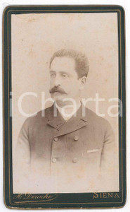 1890 ca SIENA Ritratto maschile - Foto F. DEROCHE - CDV  Fotografia d'epoca, su cartoncino.FOTOGRAFO: F. Deroche - Siena, Piazza Santo Spirito 5 GOOD/buono  Formato: CDV (6x10 cm) originale e autentica 1