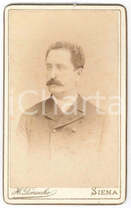 1880 ca. SIENA - Uomo con giacca - Ritratto - Foto DEROCHE - CDV  Fotografia d'epoca, su cartoncino rigido.FOTOGRAFO: Hippolyte Deroche, Siena, Piazza S. Spirito n. 5 FAIR/discreto Piccola piegatura all'angolo inferiore sinistro e lieve abrasione al lato superiore Formato: 6 x 10 cm originale e autentica 1