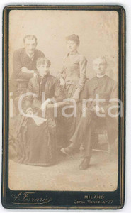 1890 ca MILANO Ritratto di famiglia - Foto Achille FERRARIO - CDV  Fotografia d'epoca, su cartoncino rigido.FOTOGRAFO: Achille Ferrario - Milano, Corso Venezia 77 e Via Marina 12 FAIR/discreto Abrasione al verso Formato: CDV (6x10 cm) originale e autentica 1