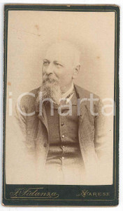 1890 ca. VARESE - Ritratto di uomo anziano - Foto FIDANZA - CDV  Fotografia d'epoca, su cartoncino rigido.FOTOGRAFO: Francesco FidanzaVarese - Corso V. Emanuele n. 54  FAIR/discreto Minime abrasioni angolari e al lato superiore, anche al verso abrasioni angolari. Formato: 6 x 10 cm originale e autentica 1