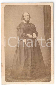 1870 ca PAVIA Ritratto di donna anziana - Foto B. RAIMONDI - CDV  Fotografia d'epoca, su cartoncino.FOTOGRAFO: Chimico Fotografico B. Raimondi - Pavia, Piazza Mezza-Barba FAIR/discreto Abrasione al verso Formato: CDV (6x10 cm) originale e autentica 1